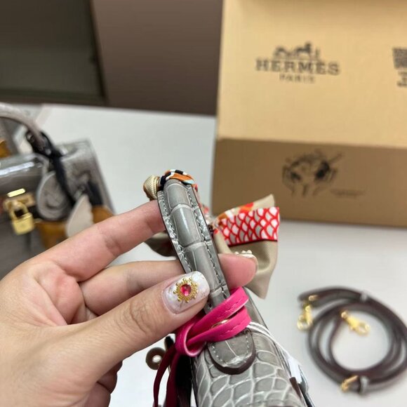 Classic Hermes Bag: A Stylish and Versatile Choice for Elegance - Picture 10 of 10